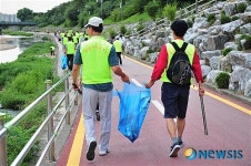 주말에 더 늘어나는 우이천변 쓰레기