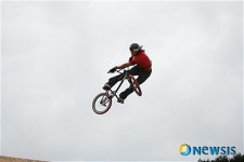 꿈을 향해 비상한 BMX
