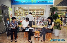 전국 첫 지하철 북카페 오픈