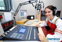 방송 준비중인 크므즈 율리아