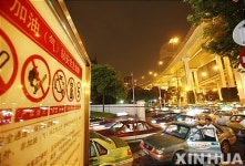 상하이 주유소 밖에 줄지어 있는 차