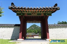 파란 하늘 아래 북악산이 일중문사이로