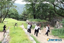 서생포왜성 둘러보는 일본인 관광객