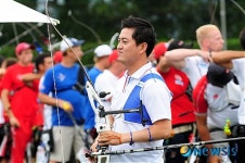 가장 먼저 활을 쏘는 이창환