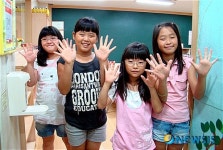 복지관 방과후교실 어린인들도 '손 소독 깨끗이 했어요!'