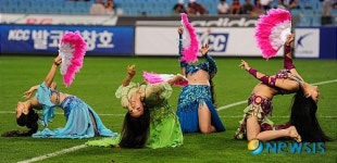 축구도 보고, 벨리댄스도 보고~