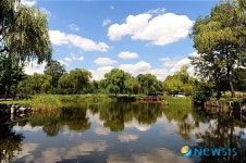 구름이 아름다운 연못 풍경