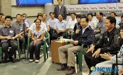 농산물 산지유통센터 직원들과 이야기 나누는 이명박 대통령