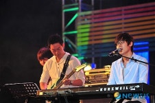 열창하는 남성 듀오 ‘노리플라이’