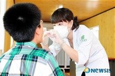 병원 건물 옆 컨테이너에서 신종플루 검사
