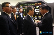 보금자리 주택(그린홈) 홍보관 둘러보는 권도엽 차관