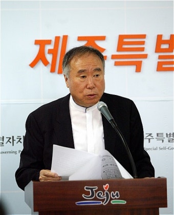 제주델픽 폐막 기자회견 하는 이종덕 조직위원장