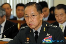 의원질의 경청하는 김태영 국방부 장관 후보자