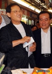 상품권으로 과일 구입하는 유인촌 장관