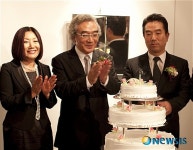 윤당아트홀 개관기념 케익절단