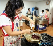 한과 만드는 여성