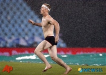 경기장 뛰어든 크리켓 광팬