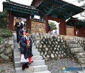 창원향교 대성전 나서는 박완수 창원시장