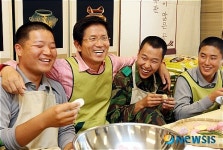 김문수 지사와 군장병이 빚은 희망담은 무지개 송편