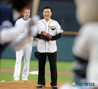 준플레이오프 1차전 시구.시타 가수 싸이 김장훈