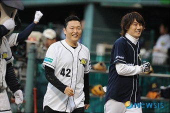 시구.시타후 환하게 웃는 김장훈과 싸이