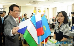 다국적기 펼처보는 김형오 국회의장