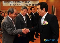 위촉장 수여하는 박인상 한국은빛희망협회 회장
