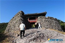 푸른 가을 하늘과 금성산성