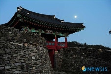 산성위에 떠있는 보름달