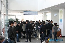 인천출입국관리사무소, 민원인들로 인산인해