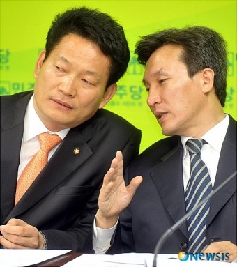 이야기 나누는 송영길, 김민석 최고위원