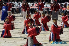 천세! 천세! 천세!