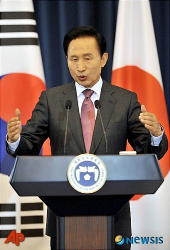 공동기자회견하는 이명박 대통령
