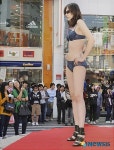 부산 거리서 열린 리바이스 바디웨어 패션쇼