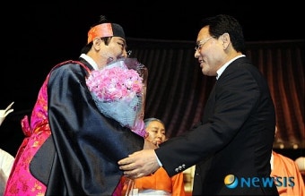 꽃다발 전하는 유인촌 장관