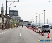 강변북로 따라 차들과 함께