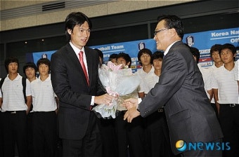 홍명보 감독, U-20 8강 신화 이루고 선수들과 함께 귀국