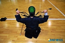 호구 착용하는 홍일점 김현옥 경장