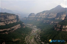 <원기자 여행사진>안개속의 협곡과 마을