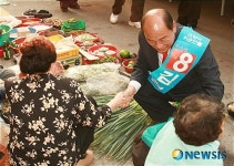 증평장 채소전 찾은 김경회 후보