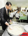 김형오 국회의장 영등포경찰서 구내식당에서 자율배식