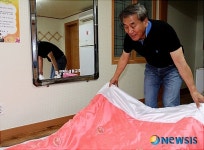이재오 위원장 경산의 마을회관서 잠 자리 준비