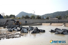 산청 남사천에 물고기 보금자리 조성
