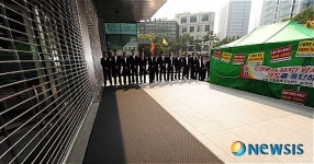 내려진 농협셔터와 청경
