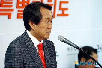 현안을 위해 협조를 구하는 김태환 제주지사