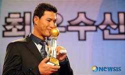 MVP 트로피에 입맞추는 KIA 김상현