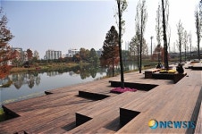서서울호수공원의 문화데크광장