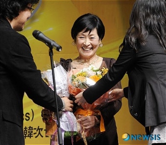 꽃다발에 둘러쌓인 김혜자