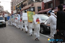 홍대걷고싶은거리에 나타난 게릴라 전시단