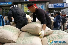 대경진보연대 한나라당 앞 나락적재투쟁